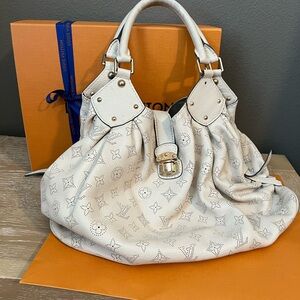 Louis Vuitton Cream Shoulder Bag with Slouchy Design Mahina Hobo
